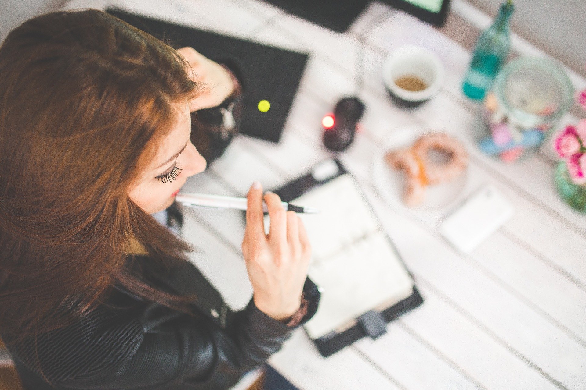 Mujer joven trabajando